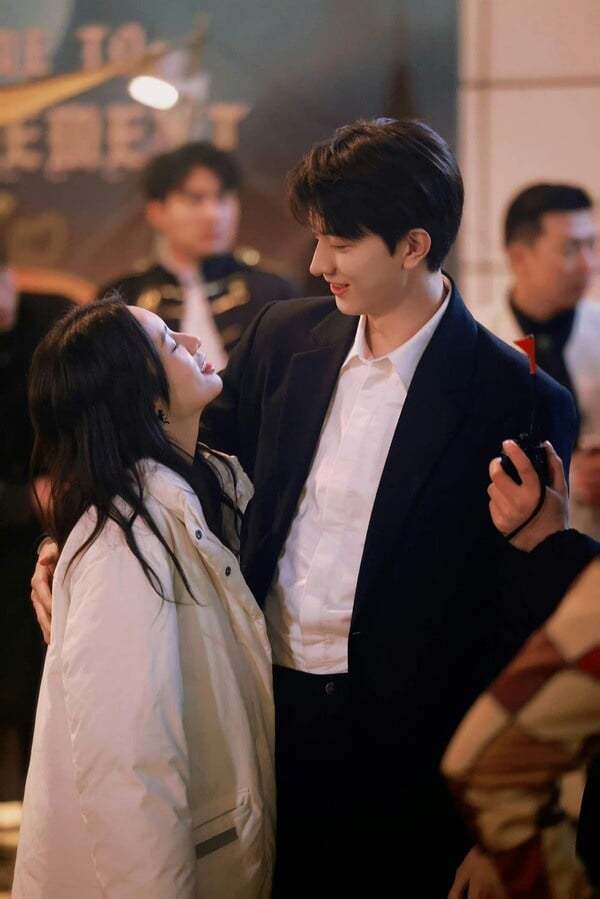 刘宇宁高到看不见赵露思,杨洋同框肖战&热巴却被吐槽_魏大勋_微博