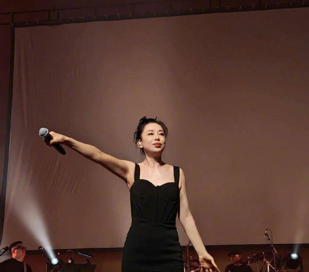 黄绮珊“黄妈变黄姐”：女人的美是事业赋予的-歌手黄绮珊的前夫是谁