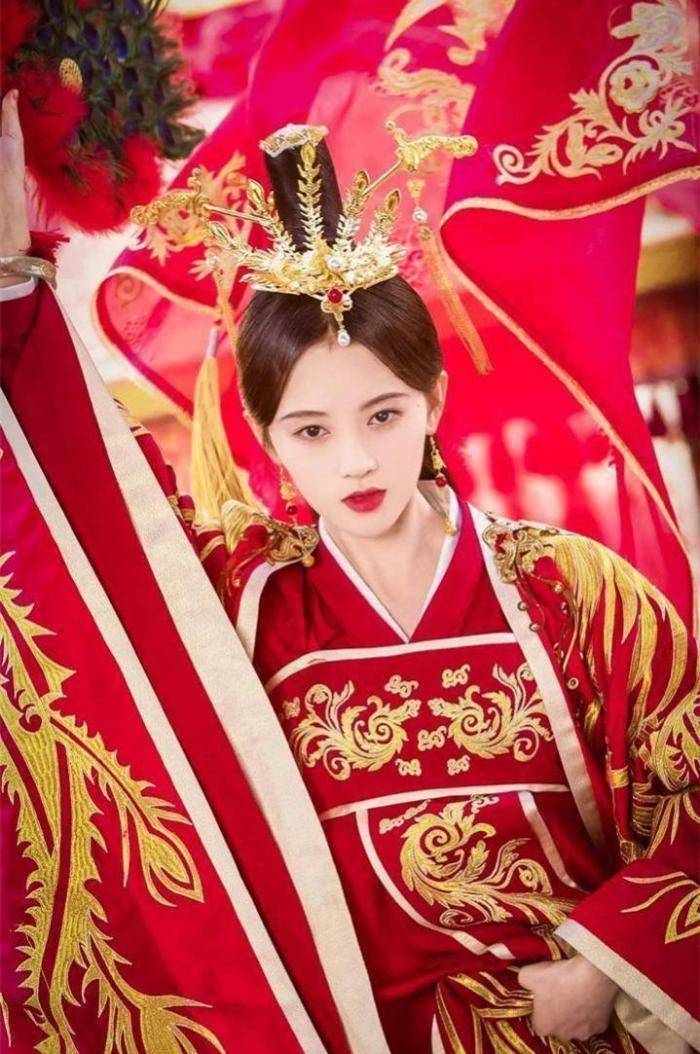 刘亦菲红衣扮相,赵丽颖红衣扮相,都不及李一桐的红衣扮相惊艳_芸汐