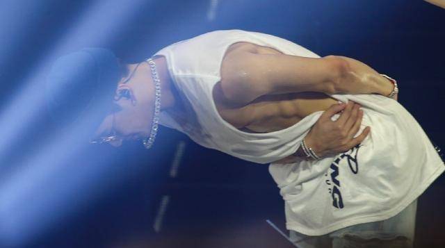 王嘉尔鲨鱼线太性感,张艺兴不服输_身材_白敬亭_朱正廷