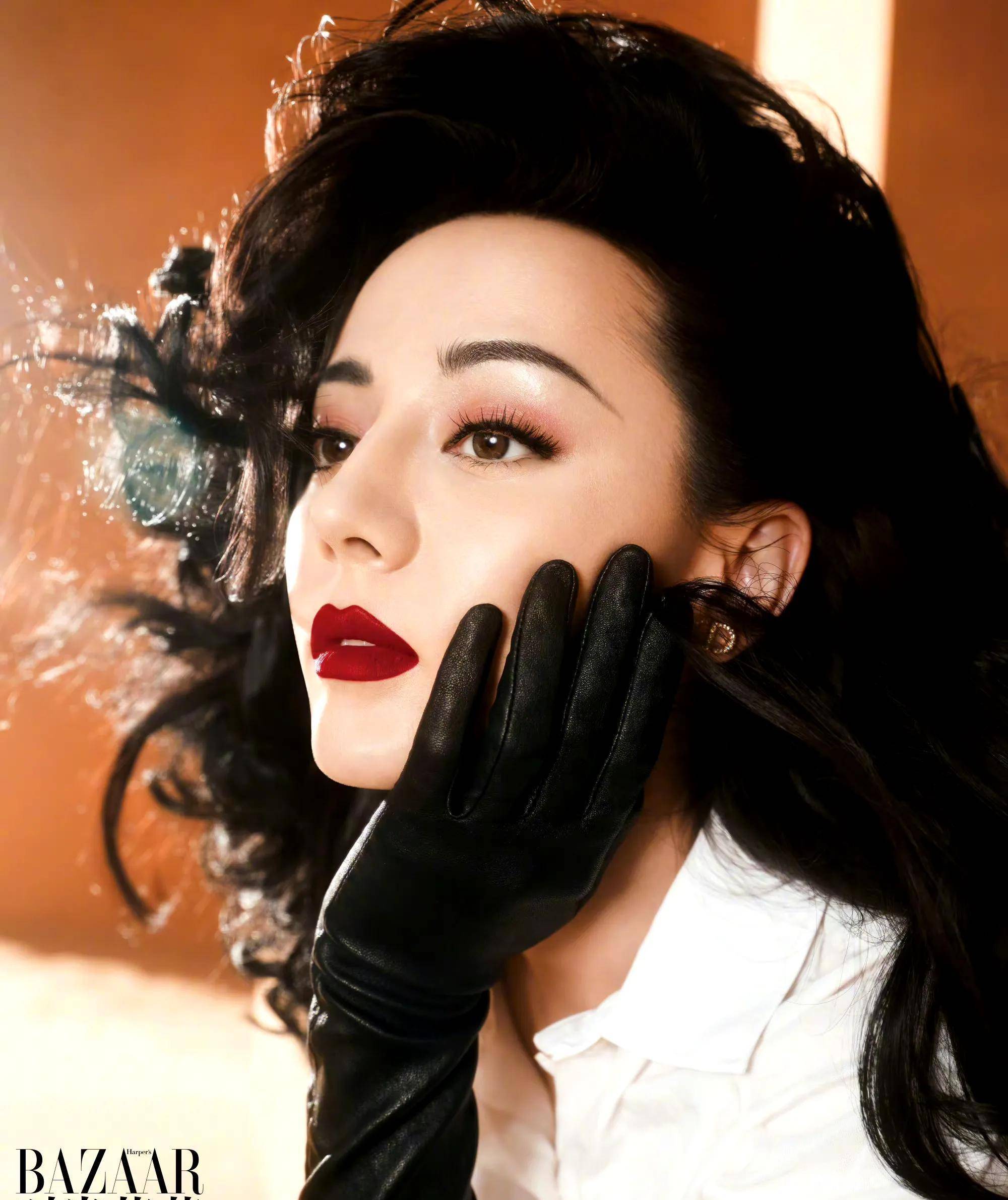 迪丽热巴时尚芭莎八月刊 粗发辫雀斑妆 夸张又个性 张力十足_裙子