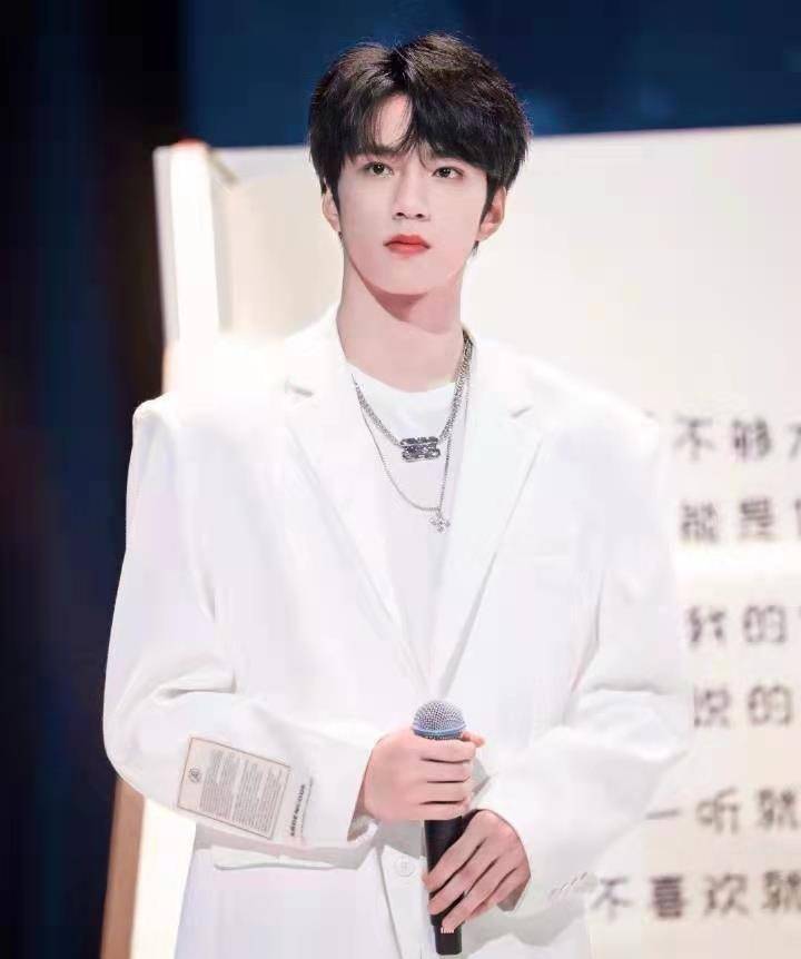 刘耀文为了消除脸上水肿,用橡皮筋将耳朵捆到充血, 看得让人心酸_弟弟