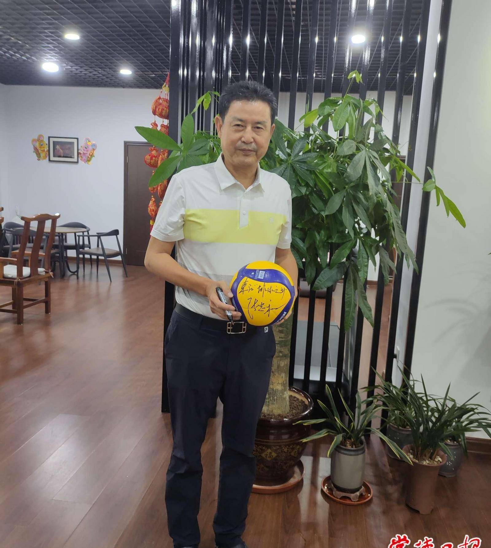 原地方体育主教练陈忠和点赞常德东江村排 亲笔签名排球奖给夺冠