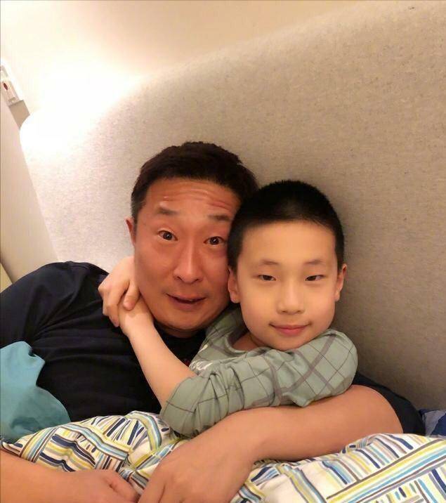 林大竣和林永健拍写真,气质高冷很有范儿,光看眼睛就知道是父子_爸爸