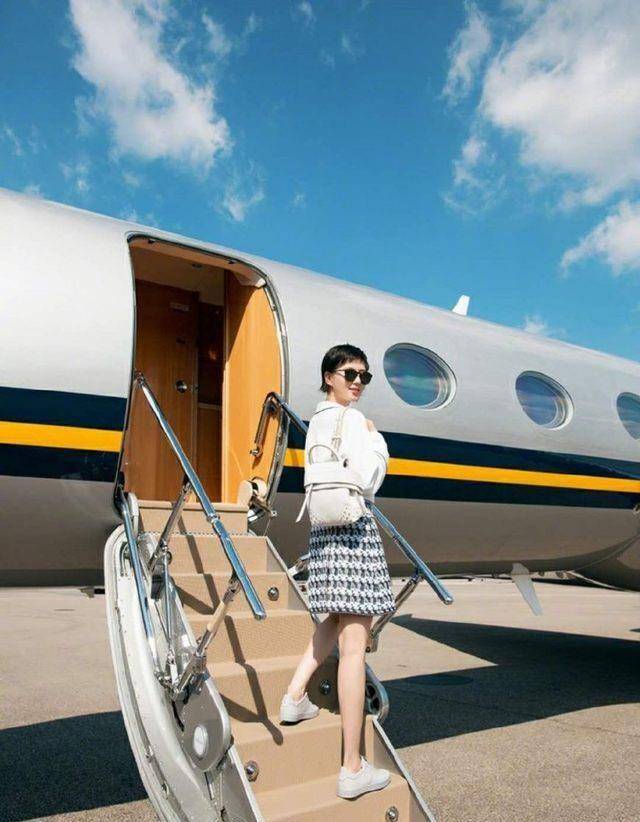 刘诗诗嫁给爱情看起来像18岁的小姑娘,私下更是甜美_休闲_的设计_白色