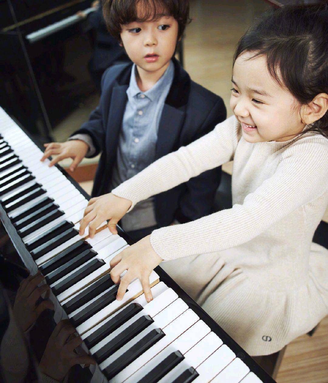 董璇女儿晒练舞近照,与小宝宝合照小动作超暖心,腿上疤痕令人心疼