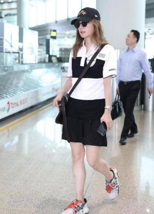 赵薇看上去并没有刻意凹造型,素颜穿着休闲运动装亮相,43岁身材依然