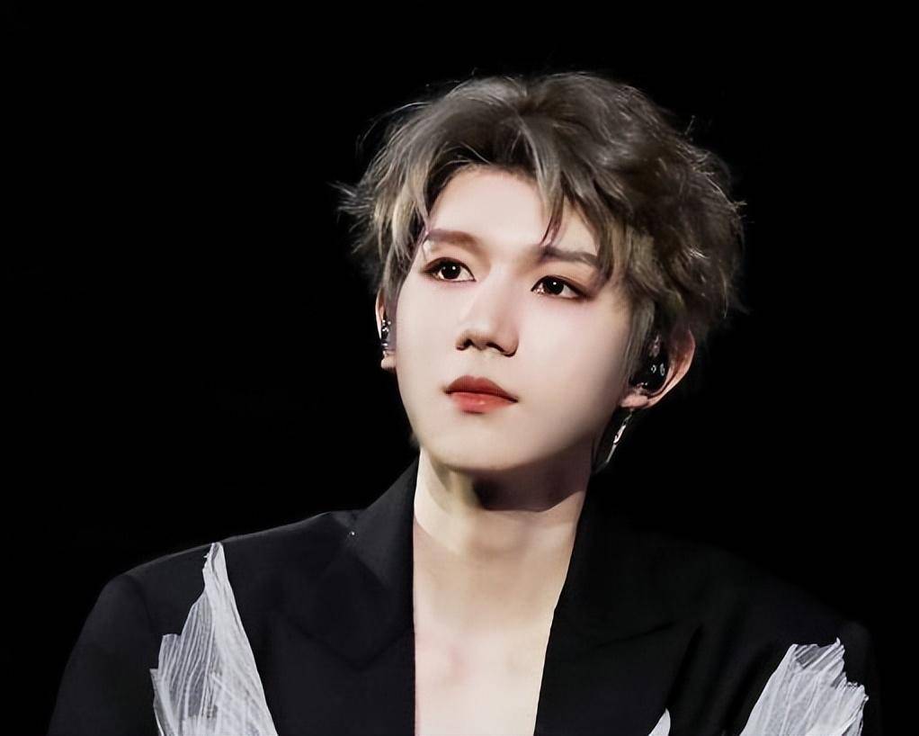 王源脾气是真的超好,遭私生饭围堵还怼脸狂拍,压制怒火礼貌说让_视频