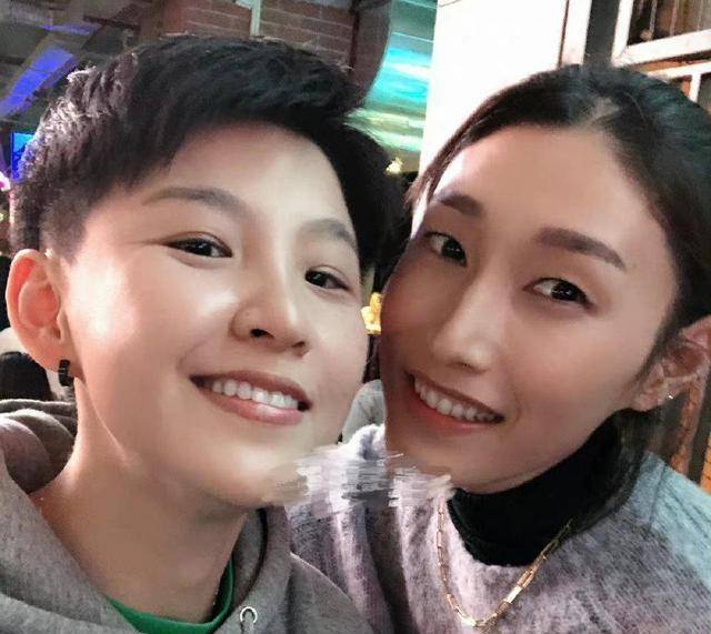 女排名将张磊晒团聚照,金软景,拉尔森不日将离开,球迷:不舍_上海_开心