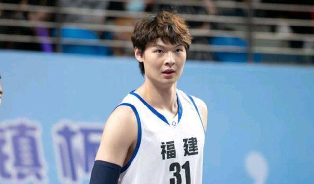 王哲林三人篮球彻底哑火郑毅尴尬得2分刘震看人没跑偏_比赛_胡金秋