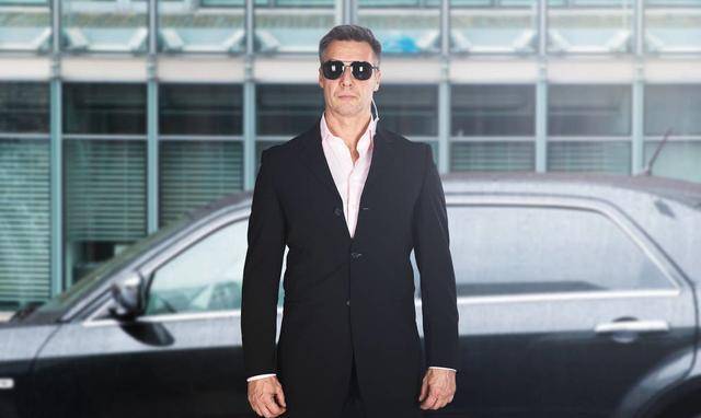 总统的保镖总是穿着整齐划一的西装,戴着酷酷的黑色的墨镜,无时无刻不