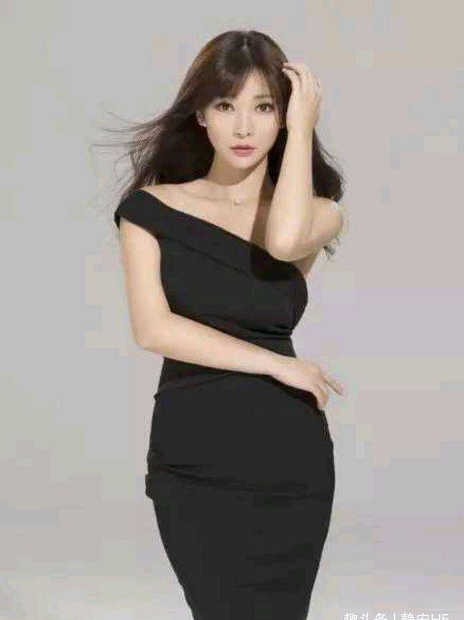 足球宝贝徐冬冬和时尚女神柳岩两位绝色佳人,你更喜欢谁?