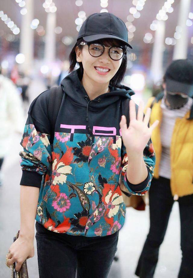 刘涛穿紧身裤走机场,素颜身型都显大妈范,自然真实却越看越舒服_身材