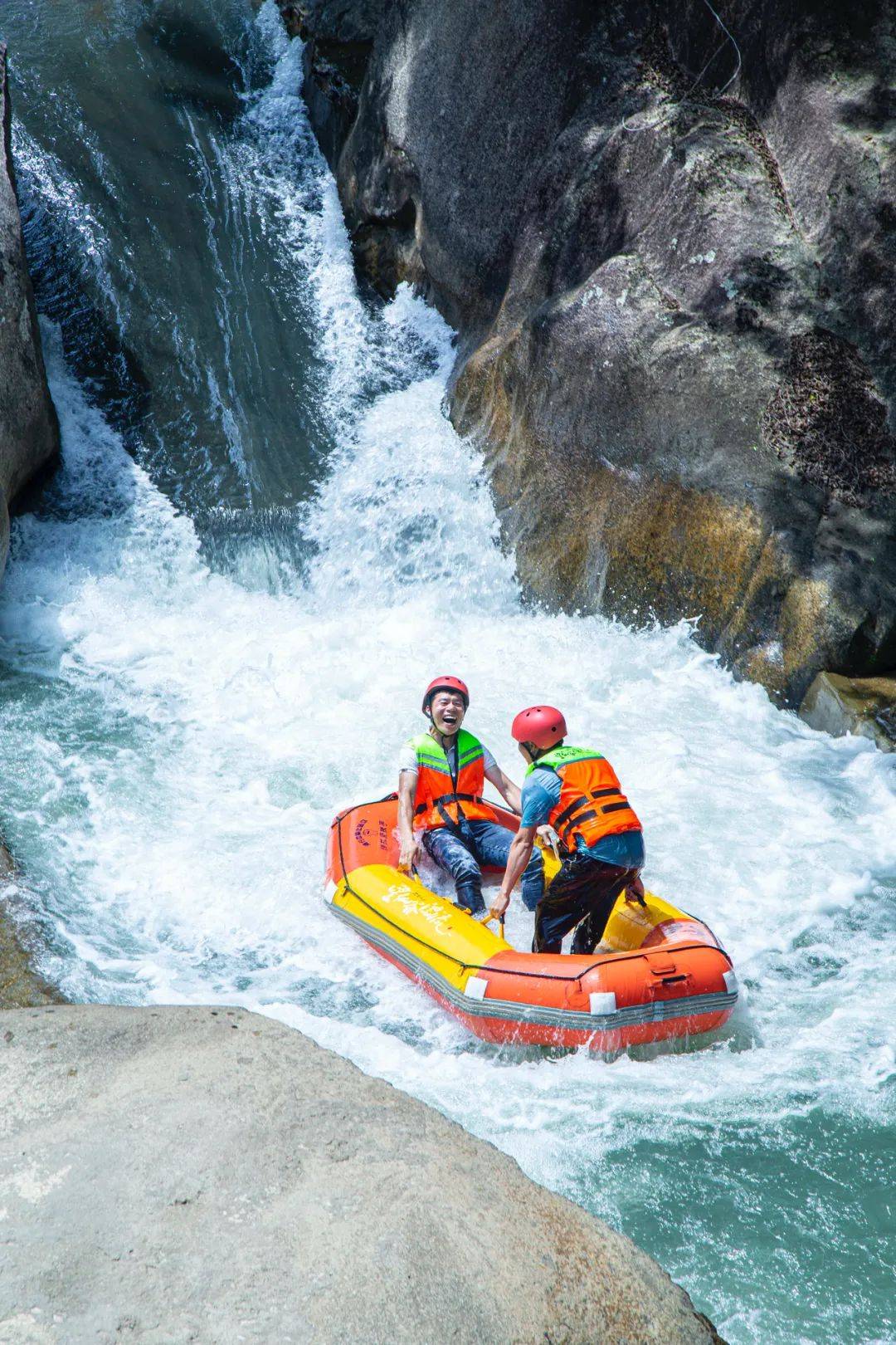 望仙谷漂流,滚烫夏日中感受一浪接一浪_皮艇_峡谷_山水