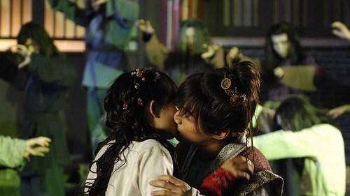 明星镜头初吻:唐嫣好受罪,刘诗诗被吻哭,易烊千玺表示忍不了!