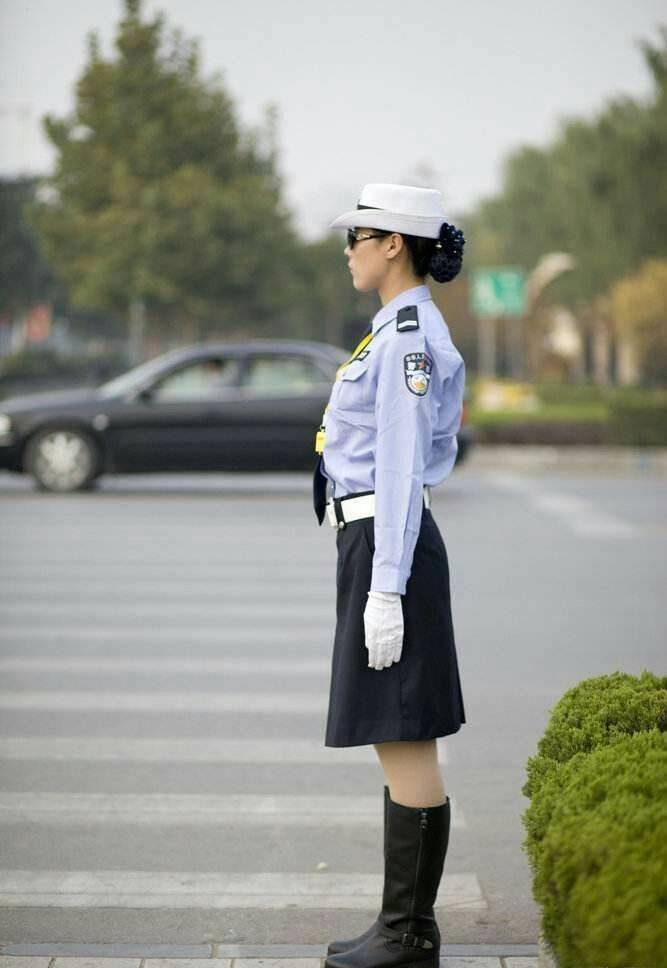 陕西最美女交警因走路姿势优雅,像模特一样,就该被指责妒忌吗?