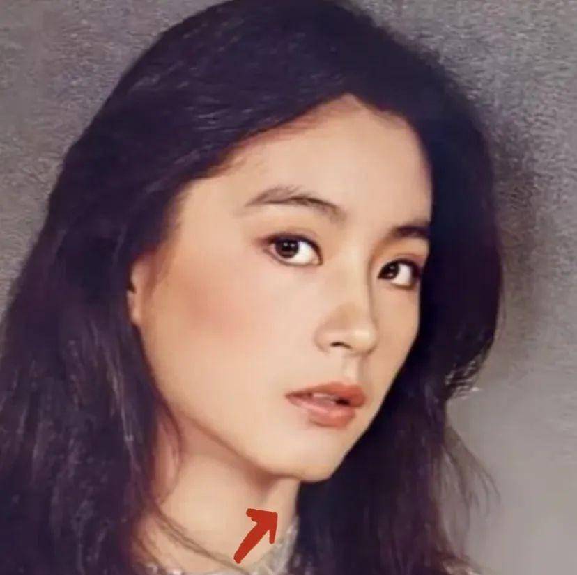 林青霞有一个很有棱角的下巴,这是面部英雄主义的新的来源.