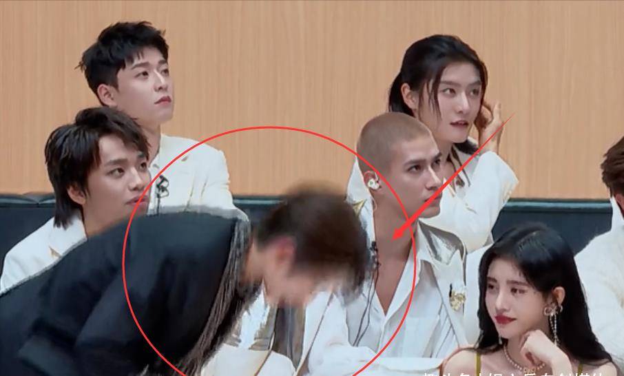 鞠婧祎看人下菜碟,看到刘宇后动作"优雅",感觉梦回《国美》_孟美岐