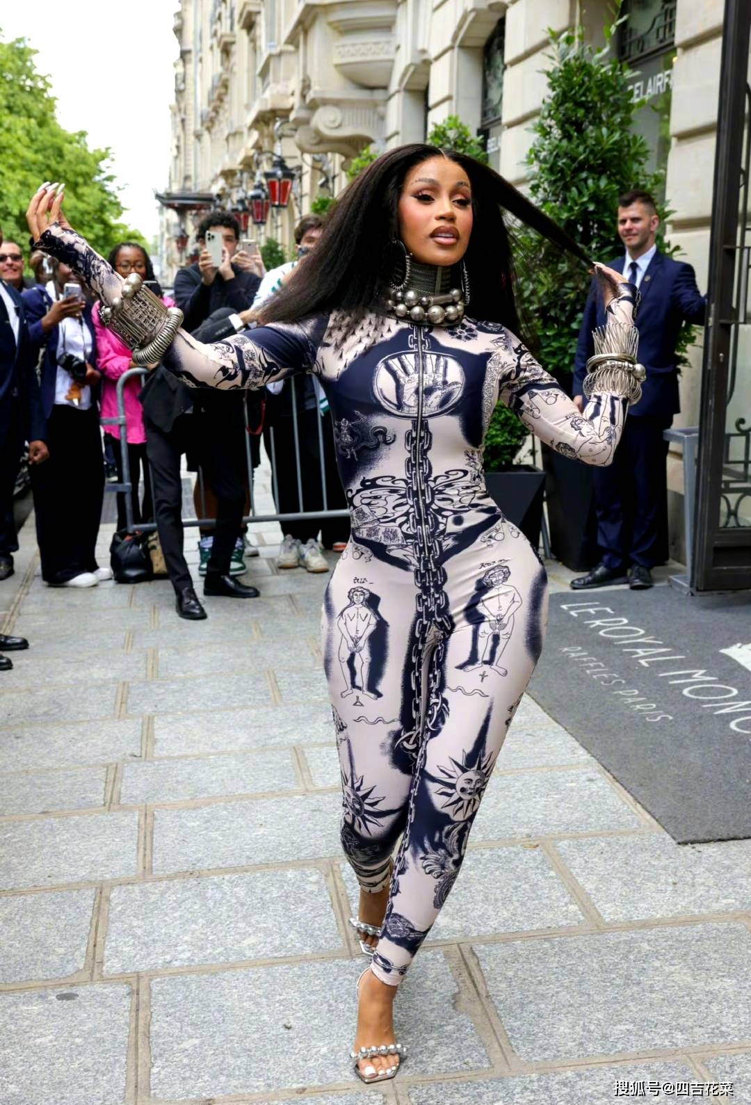 要快乐还是要漂亮,抓马女王cardib卡老师时装周快乐到起飞_黑色_造型