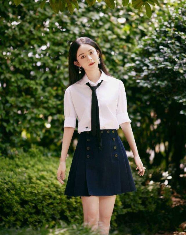 赵丽颖写真花絮,烈焰红唇双马尾变暗夜小魔女,鬼马精灵仍超美_颖宝