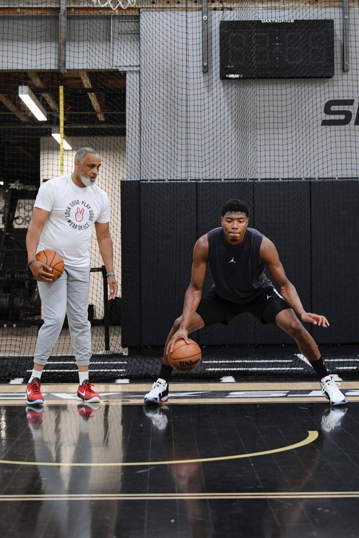 38岁詹皇苦练后冰浴理疗:被前队友称为goat 恭喜特雷-杨结婚_詹姆斯