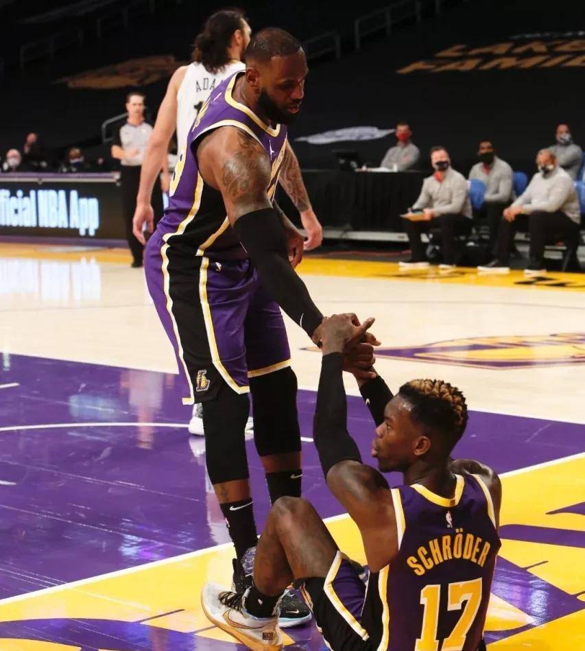 4月15日,詹姆斯被湖人队友施罗德疯狂内涵,网友瞬间不淡定了!