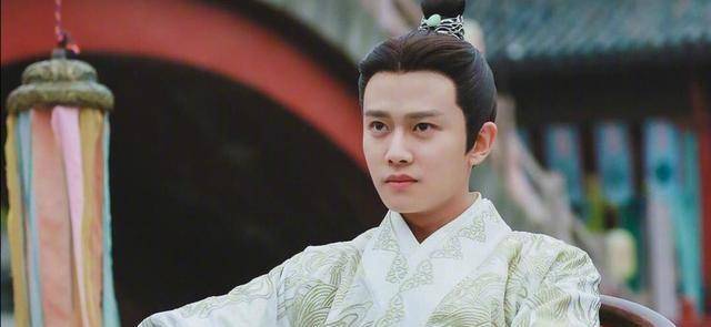 任嘉伦参加《跑男》时,懵懵的又害羞,国超火起来!_时候_椅子_名牌