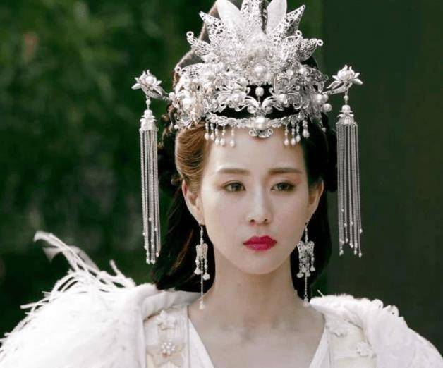 女星穿白色嫁衣,杨幂盛世美颜,张钧甯清冷,而杨紫靠眼神"完胜"_婚纱