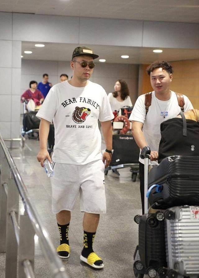 一双袜子引爆时尚圈,但有人欢喜有人忧_雷佳音_牛仔裤_衬衫