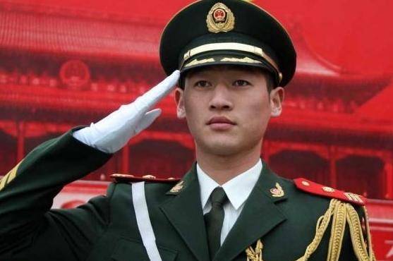 他就是曾担任武警国家总队天安门国旗护卫队国旗班班长的高红甫