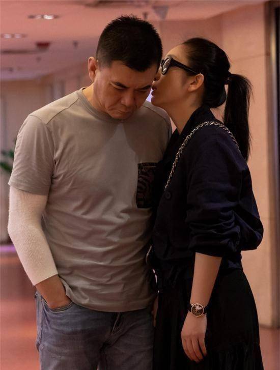 秦海璐王新军罕见合体,贴耳秀恩爱,撒狗粮惹人羡!_邓超_孙俪_明星