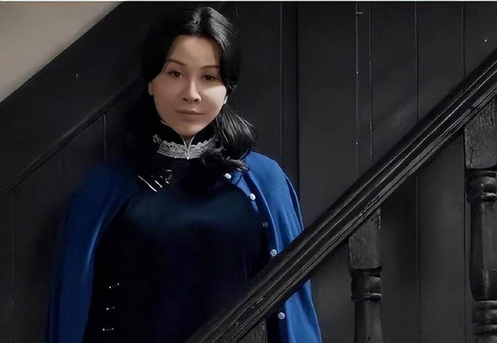 原本应该是青春洋溢的学生妹,但刘嘉玲却实在没有将这个感觉演出来