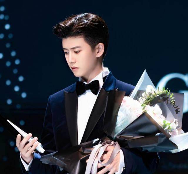 任嘉伦的三类造型:现代大背头和厚刘海两种气质,古装帅气_发型_剧中