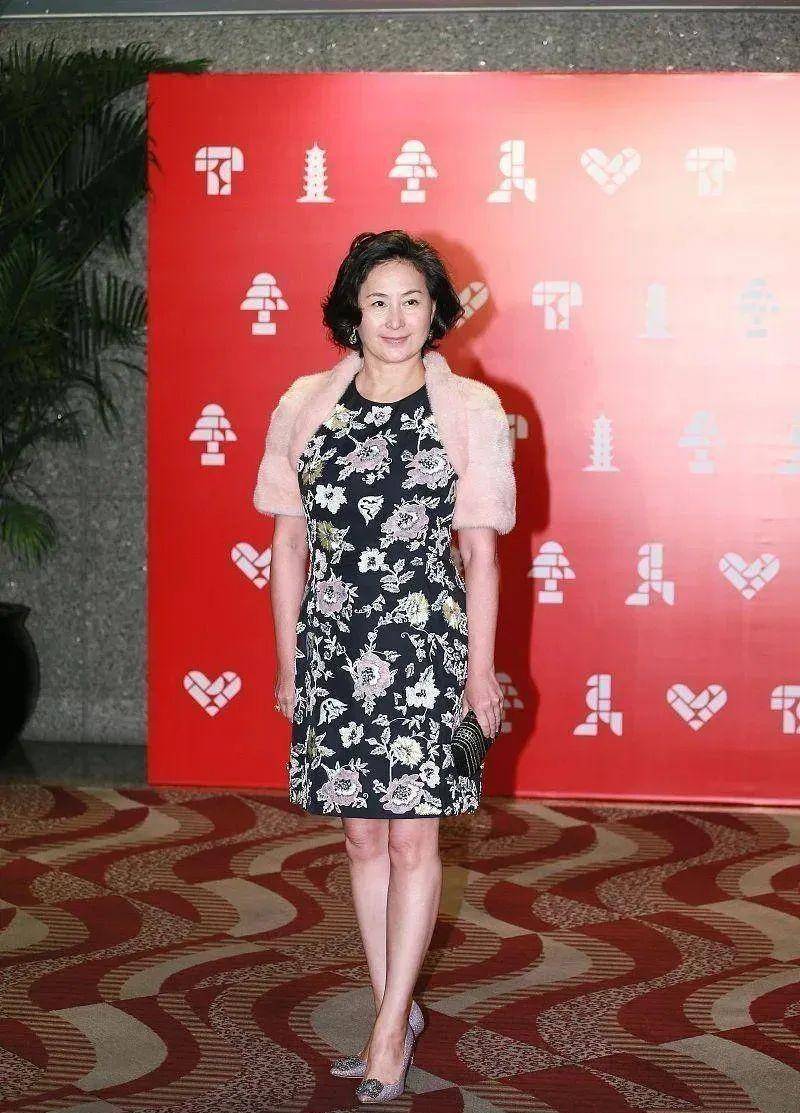 60岁何超琼同框58岁刘嘉玲,输年龄赢气场,豪门气质明星不能比的_效果