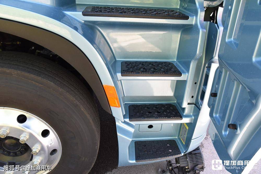 560马力陕汽德龙x6000天然气重卡上市,除了马力大,还有啥亮点?