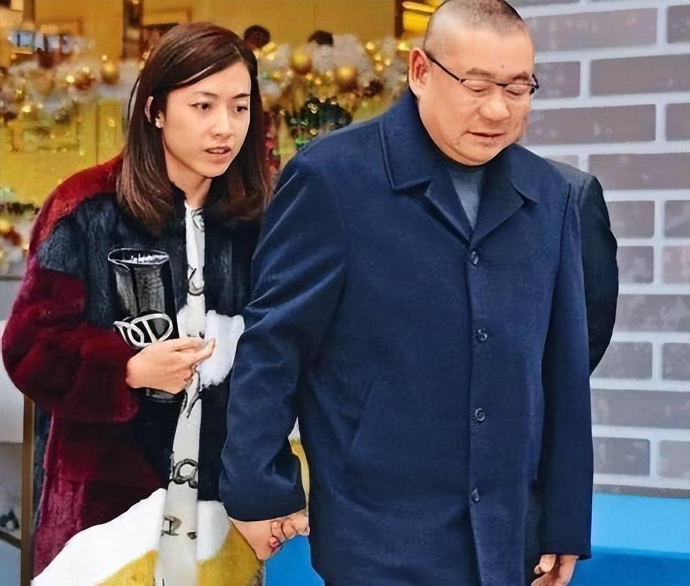 原创刘銮雄甘比长女晒姐弟合影,弟弟刘仲学高清照首曝光,颜值太高了