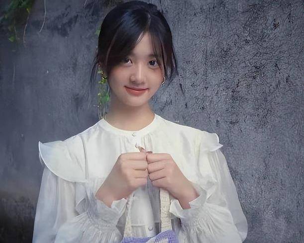 成长之光——黄磊17岁女儿最新写真曝光多根双辫子,气质甜美_黄多多