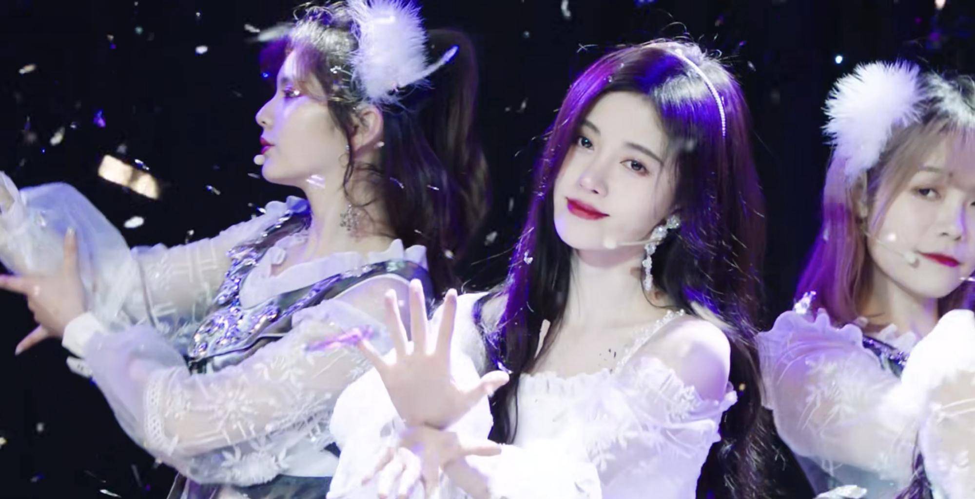 鞠婧祎是什么绝世美女,人美歌甜,最新舞台造型好像冬日精灵_裙子_风格