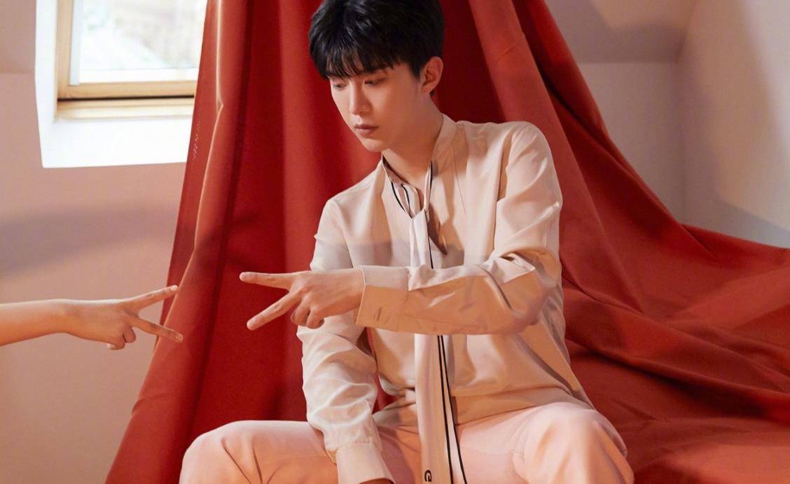 范丞丞福西西上线,在节目中大喊我弯了,粉丝调侃给你掰直_小鬼_楼梯