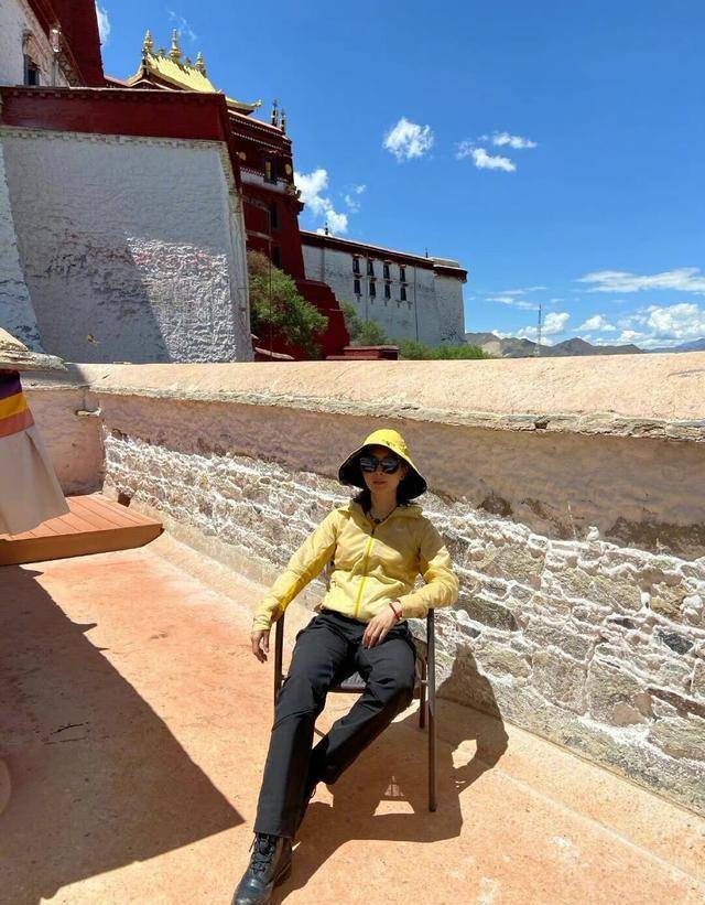 44岁陈数晒旅游照,翘腿后仰坐姿霸气,身上红珊瑚佛珠价值不菲_活动