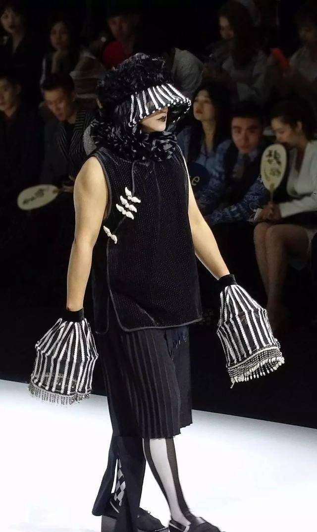 你们感受一下这几年陈志朋的路线可谓是越走越偏,大家都习惯了他每次