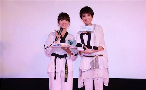 姐姐靠智商,而妹妹却踏入娱乐圈,双胞胎如今差距明显_胡冰卿_的发展_