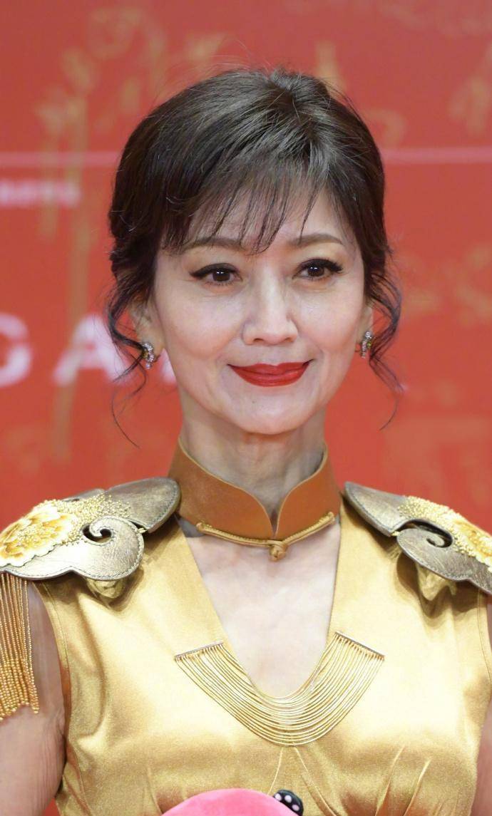 简单经典的发型,百搭又优雅赵雅芝五官匀称,主线圆润,所以发型对