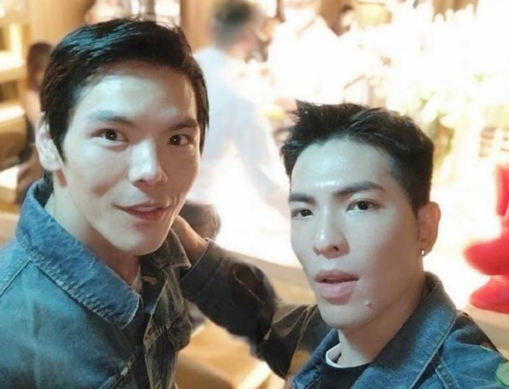 但其实并不是,萧敬腾是向华强的干儿子,主要就是因为萧敬腾长得跟向佐