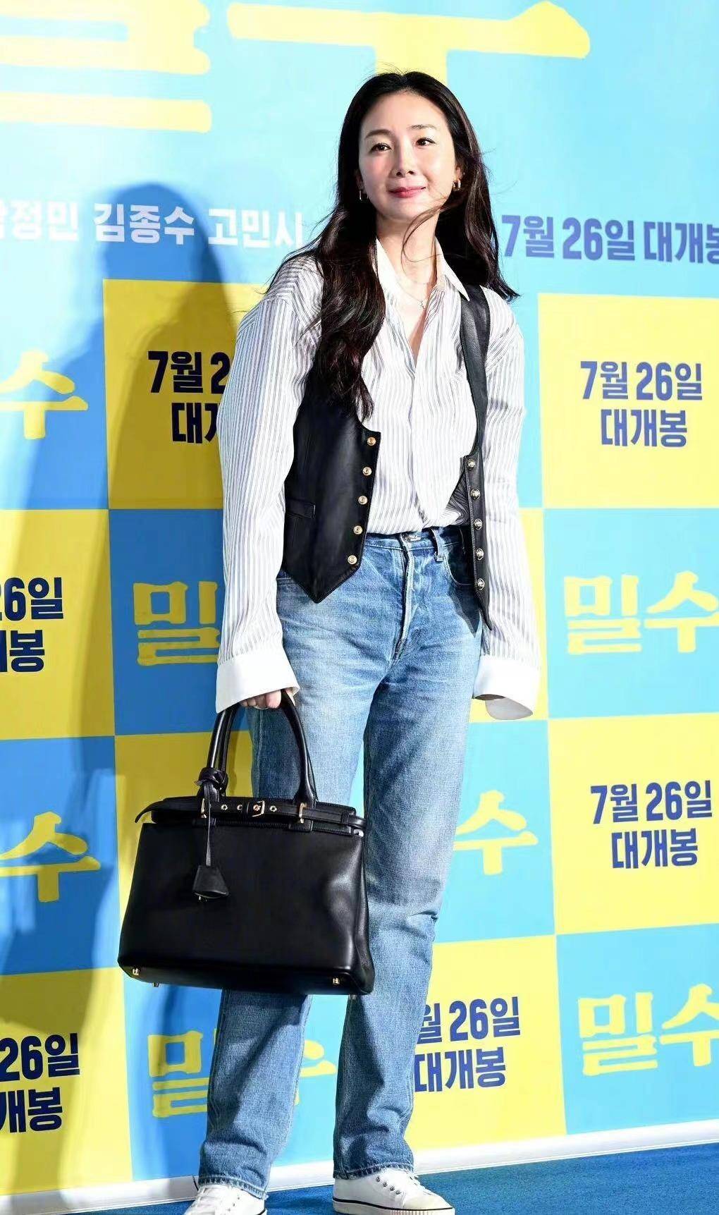 崔智友南韩活动出席,衬衫牛仔裤清爽又帅气,"水光肌"难以欣赏_风格