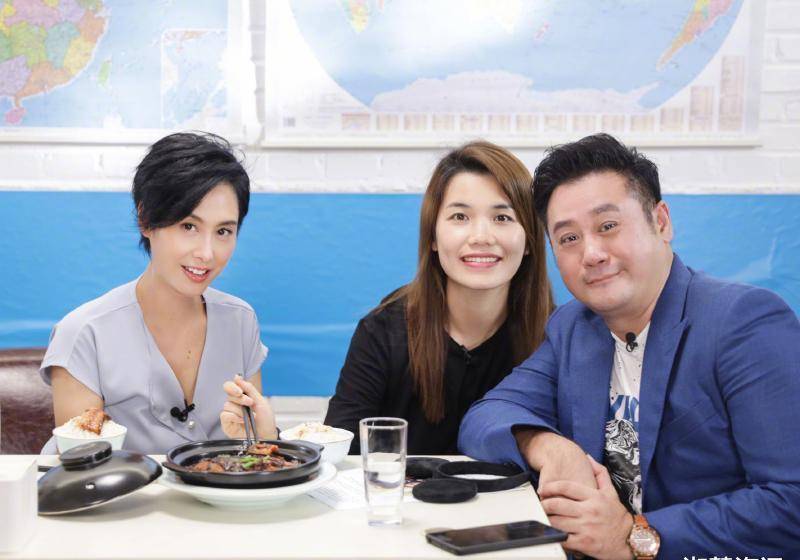 朱茵,虽然她的名字为许多人所熟悉,但她不仅是一名演员,也是一名歌手