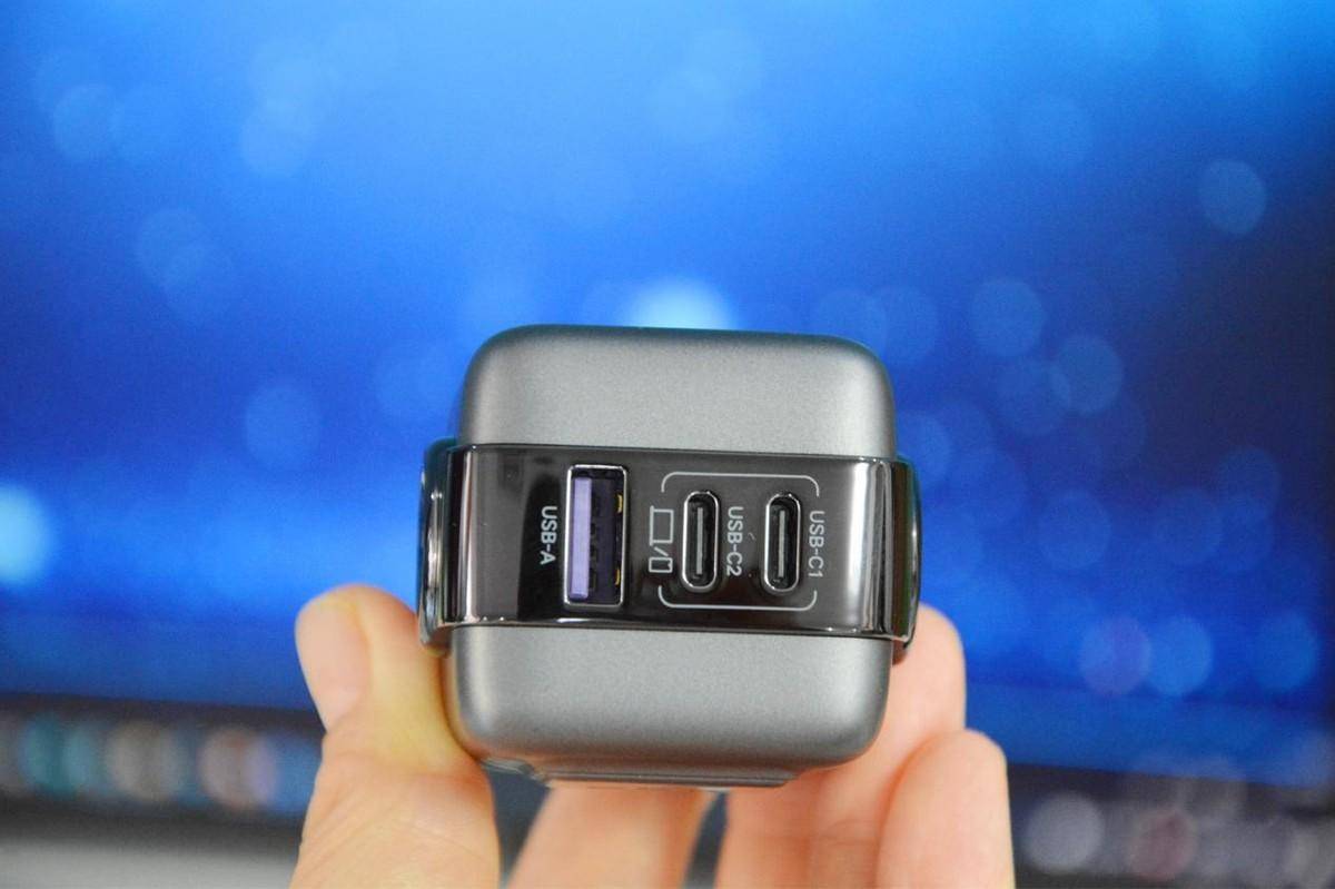 萌宠机器人造型，绿联Q湃机器人65W快充充电器体验，生产力加倍