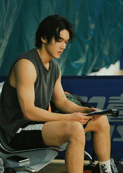 费翔的胸肌,陈牧驰的腹肌,打了内娱多少"假肌肉"男明星的脸?