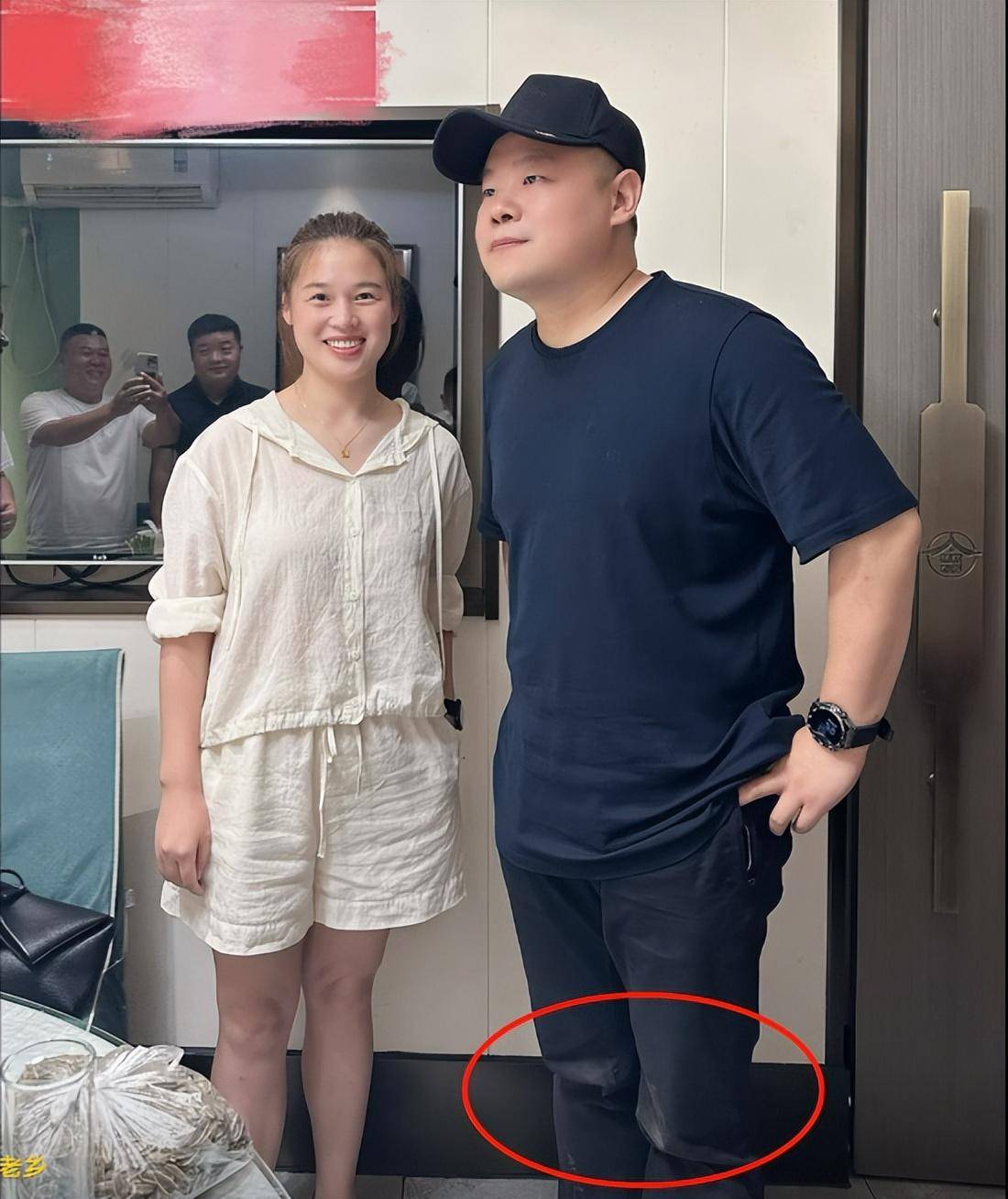 岳云鹏回老家祭拜父亲,与粉丝合影难掩悲伤,两个膝盖都是泥土_向天堂