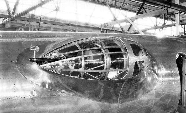 美国的"空中堡垒",轰炸德日法西斯的四发轰炸机——b17轰炸机_发动机